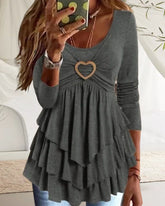 Långa ärmard topp med rund hals och hjärtknapp